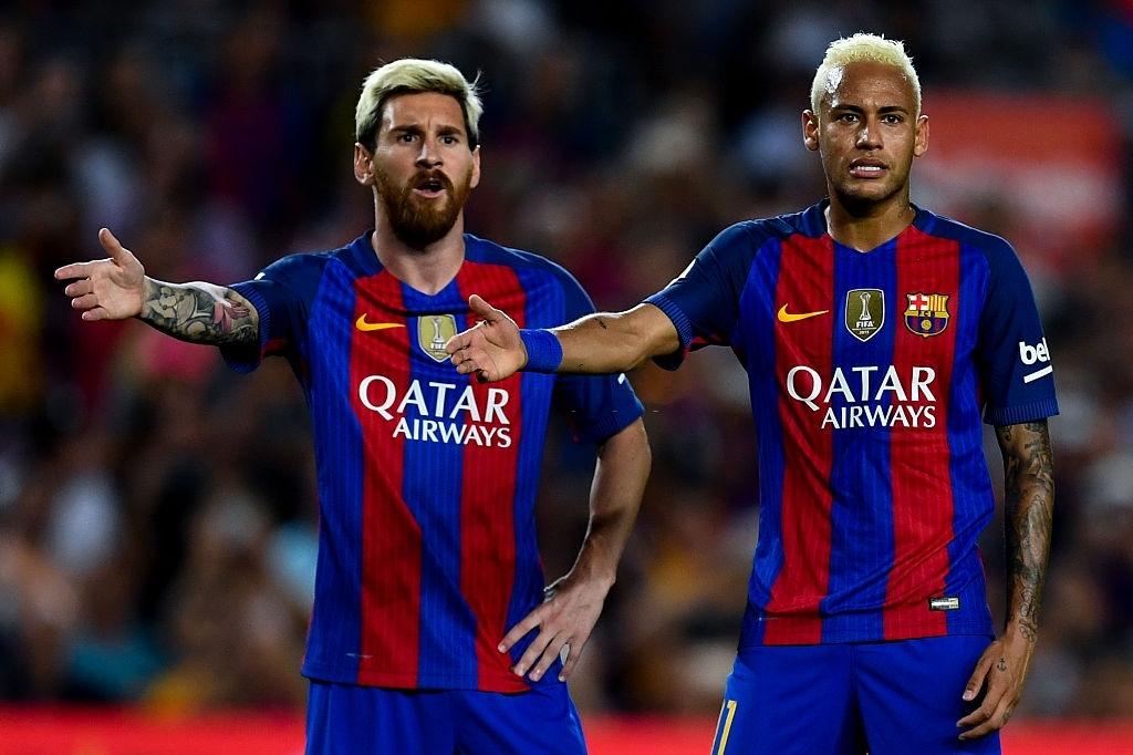 Lionel Messi is being convinced by Neymar and Di Maria 