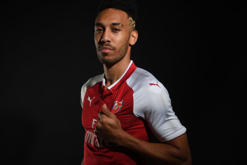 Aubameyang in new Arsenal jersey