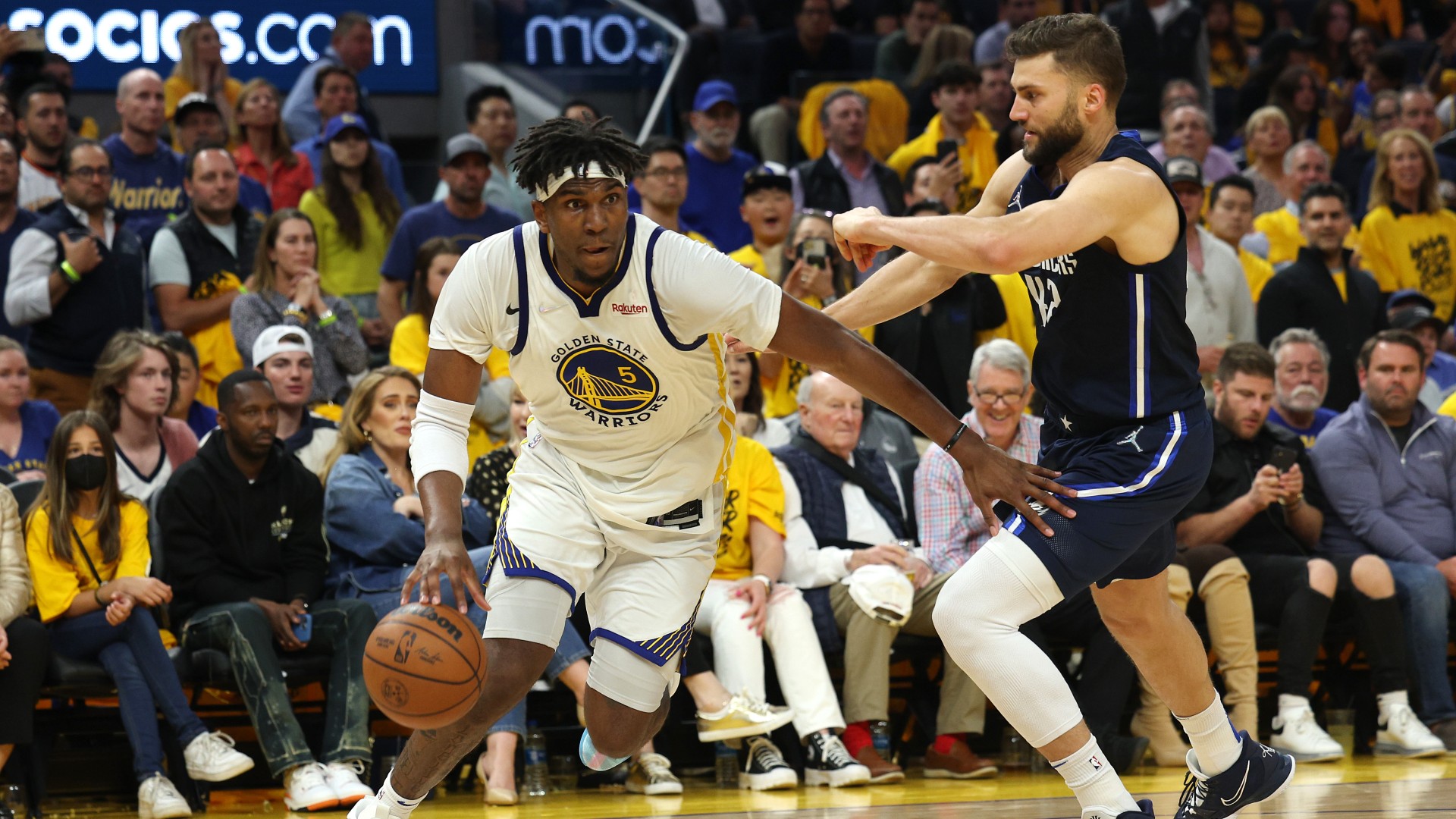 Adele watches as Kevon Looney and Maxi Kleber in action