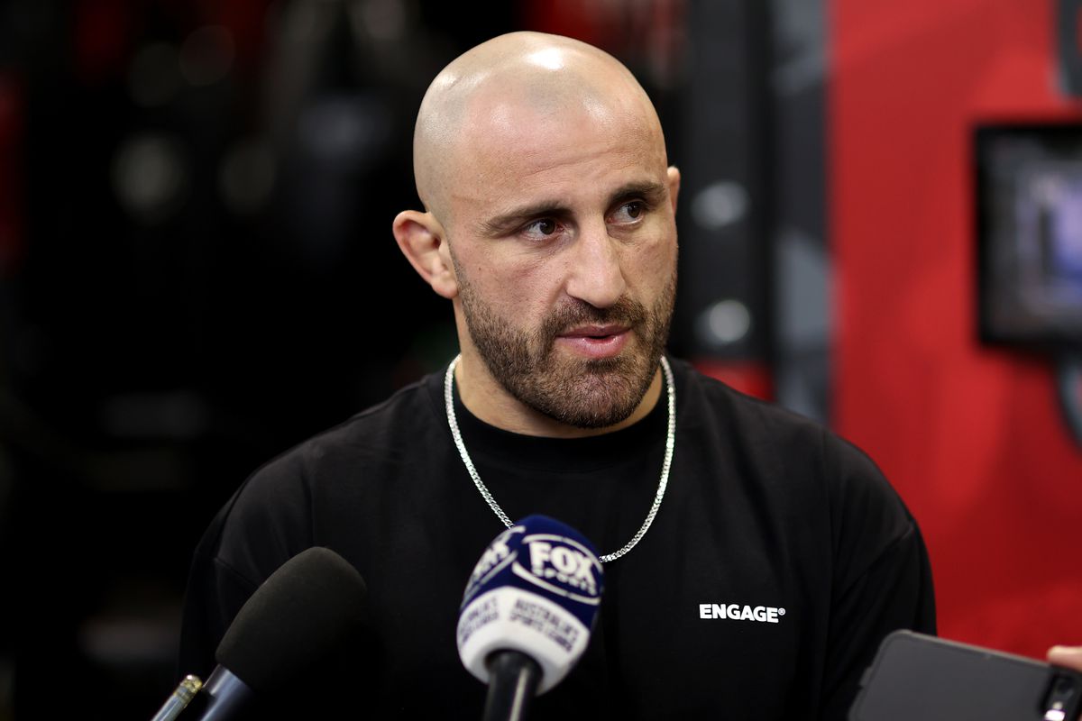 Alexander Volkanovski's coach