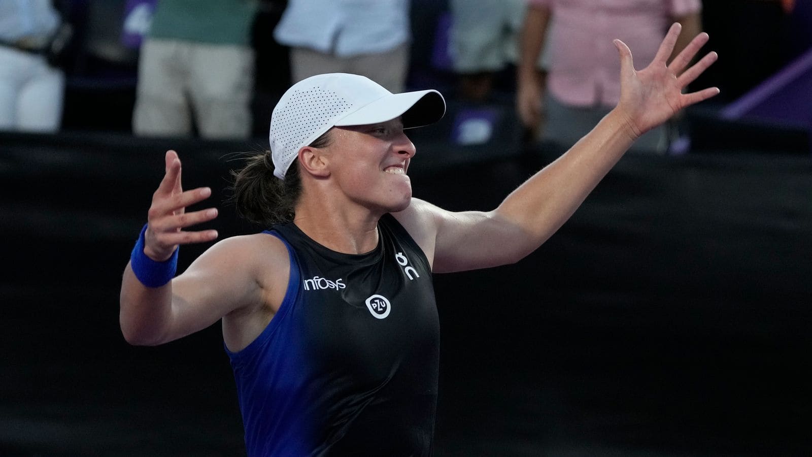 Iga Swiatek reveals unusual approach to writing a note before meeting tennis idol Rafael Nadal