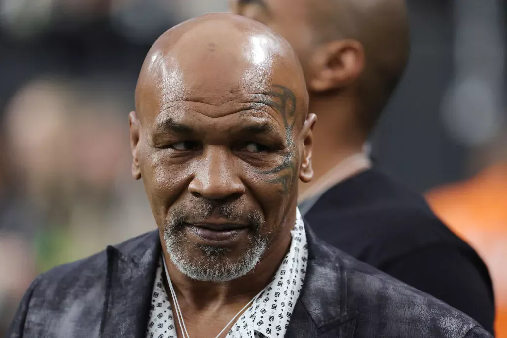 Watch: Mike Tyson’s funny New York scuffle with Shannon Briggs before Jake Paul bout